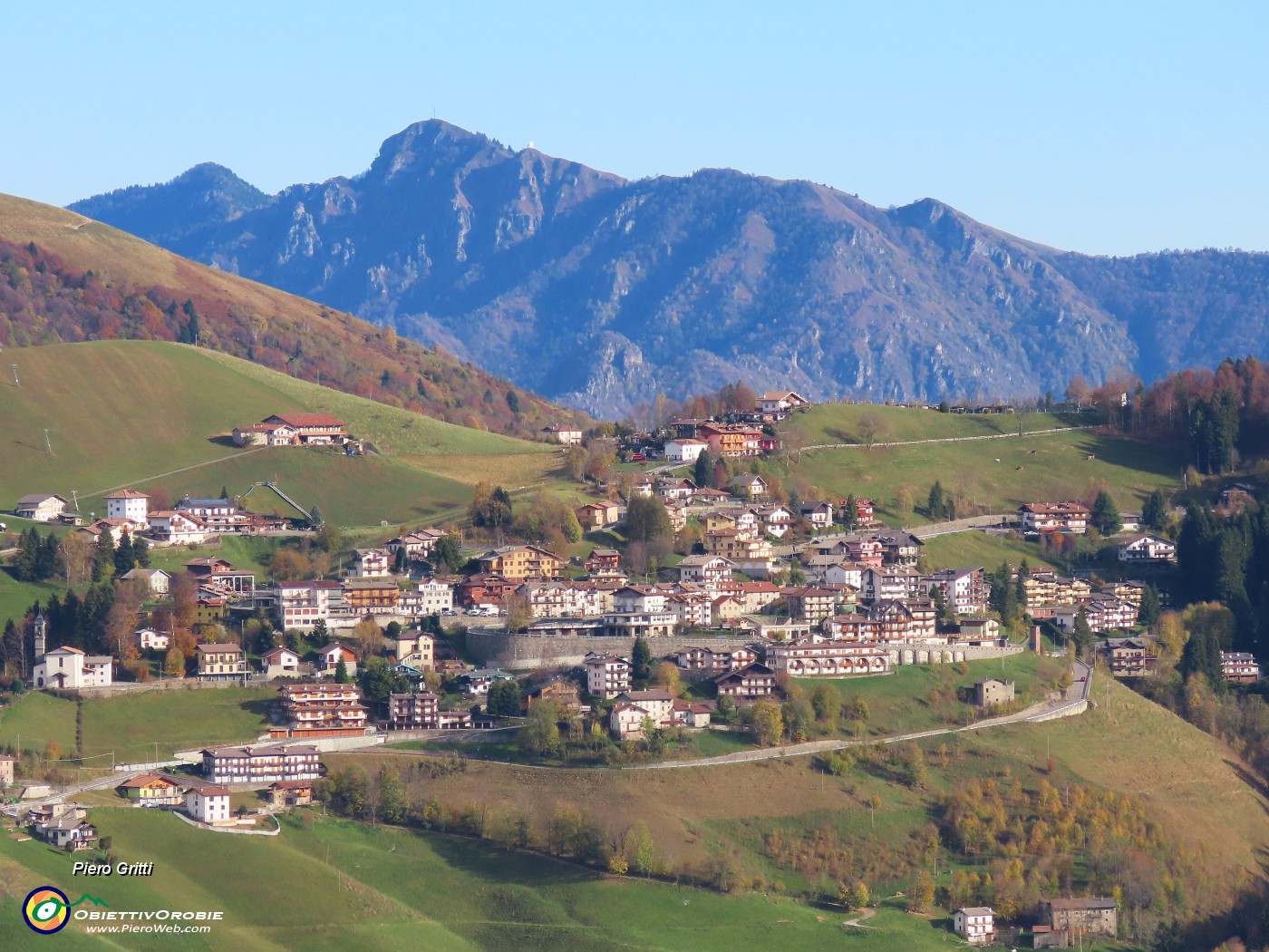 58 Zoom su Zambla Alta e il Pizzo Formico.JPG